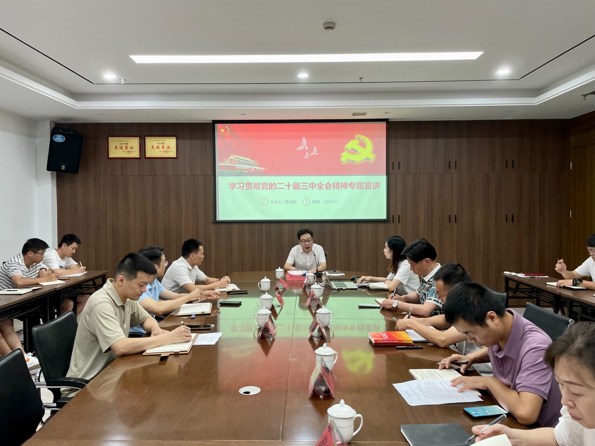 市交投集團(tuán)領(lǐng)導(dǎo)深入市交投物流集團(tuán)市交投勘察設(shè)計(jì)公司開(kāi)展聯(lián)系點(diǎn)工作，葉嵐清拍攝1.jpg
