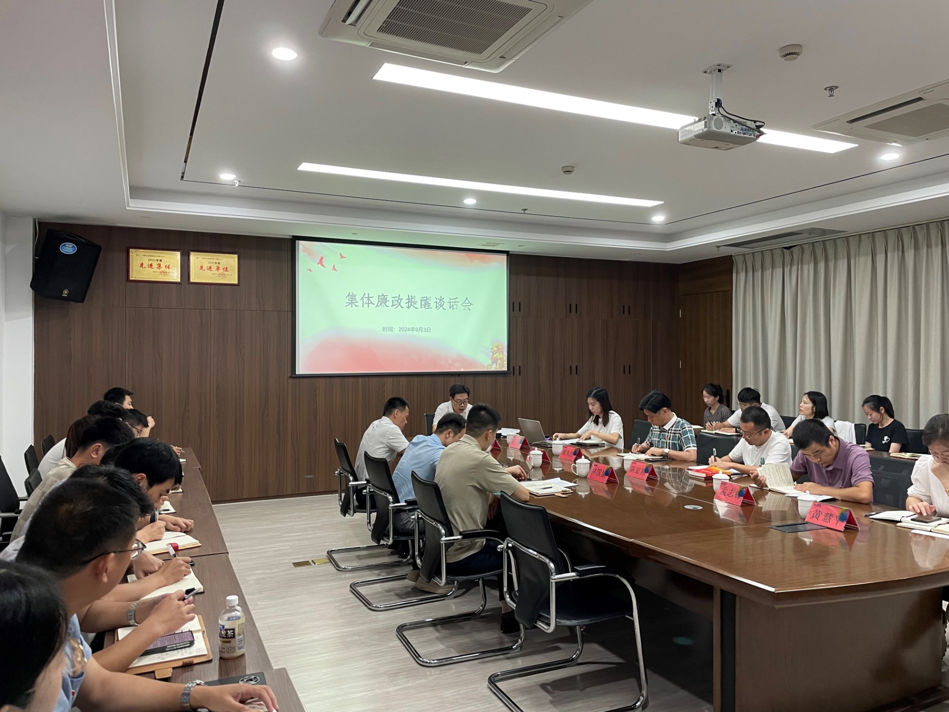 市交投集團(tuán)領(lǐng)導(dǎo)深入市交投物流集團(tuán)市交投勘察設(shè)計(jì)公司開(kāi)展聯(lián)系點(diǎn)工作，葉嵐清拍攝2.jpg